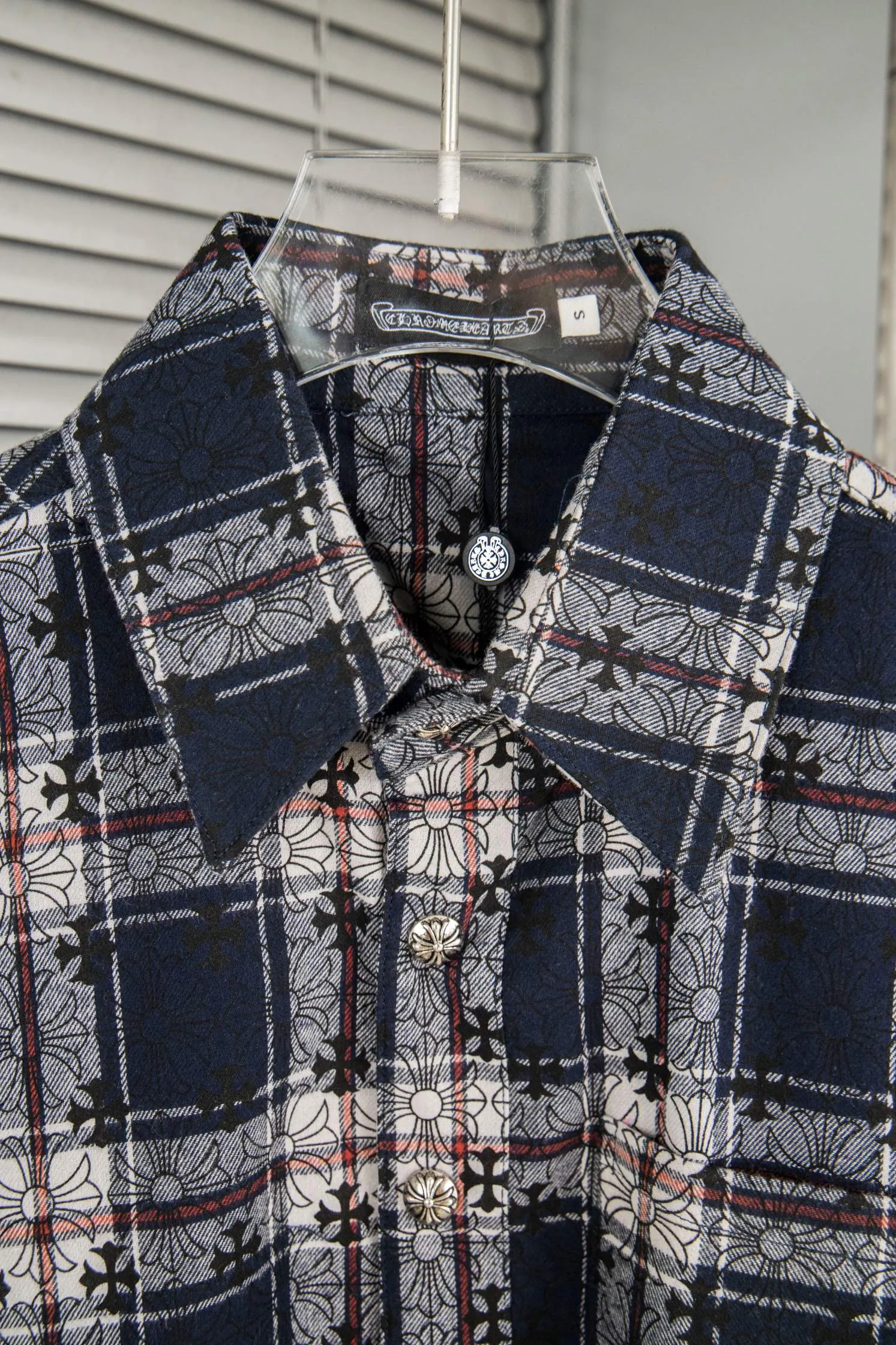 🅿️260 New: Style number: B131 Chrome Hearts classic cashew flower cross all-over printed jacquard long-sleeved casual shirt 1️⃣Customized original jacquard fabric, high-quality pure cotton jacquard plaid fabric, soft and comfortable to the touch, a very high-quality fabric! 2️⃣The details of the workmanship are perfectly controlled. The lining is made of vest hemming, and the cuffs are made of double cross leather labels. It is different from the ordinary version. The collar is also designed with interlining, which shows high-end fashion and personality. The style is fashionable, simple and elegant, and it is a very versatile jacket! 4⃣️Complete accessories, all customized with original versions! Same style for men and women Color: Cashew Purple Sizes: S, M, L, XL